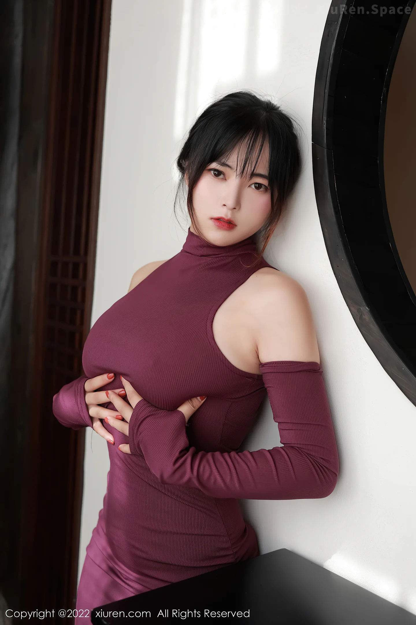 图片[6]-[XiuRen秀人网] VOL.5302 模特奈沐子澳门旅拍室内场景紫红色连衣裙秀曼妙身材诱惑写真46P-秀人网官方网站